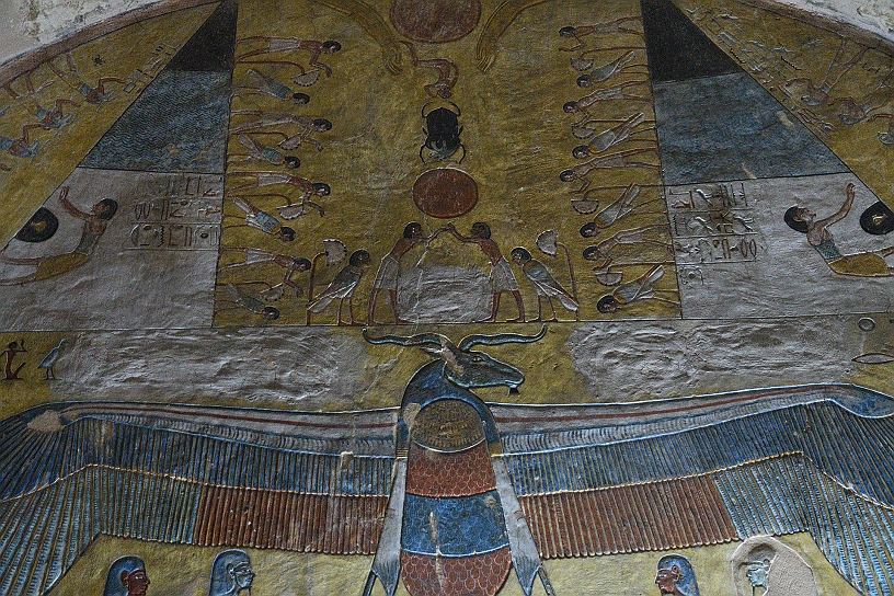 28 MAK_5989.jpg - La dea Nekhbet, rappresentata come un avvoltoio era la protettrice dell'Alto Egitto e del faraone, dispiega le sue ali per proteggere il sovrano. Sopra lo scarabeo alato, simbolo del dio Khepri che rappresenta il sole nascente e la rinascita, raffigurato mentre spinge il disco solare nel cielo.